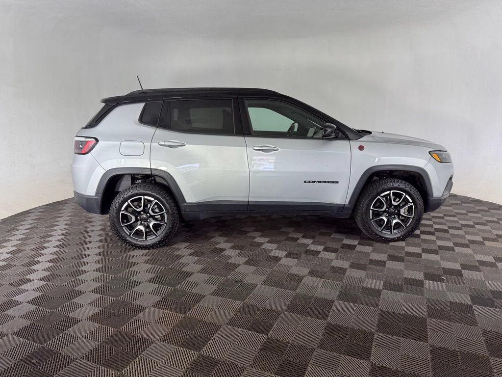 Used 2025 Jeep Compass Trailhawk AWD/4WD image 3
