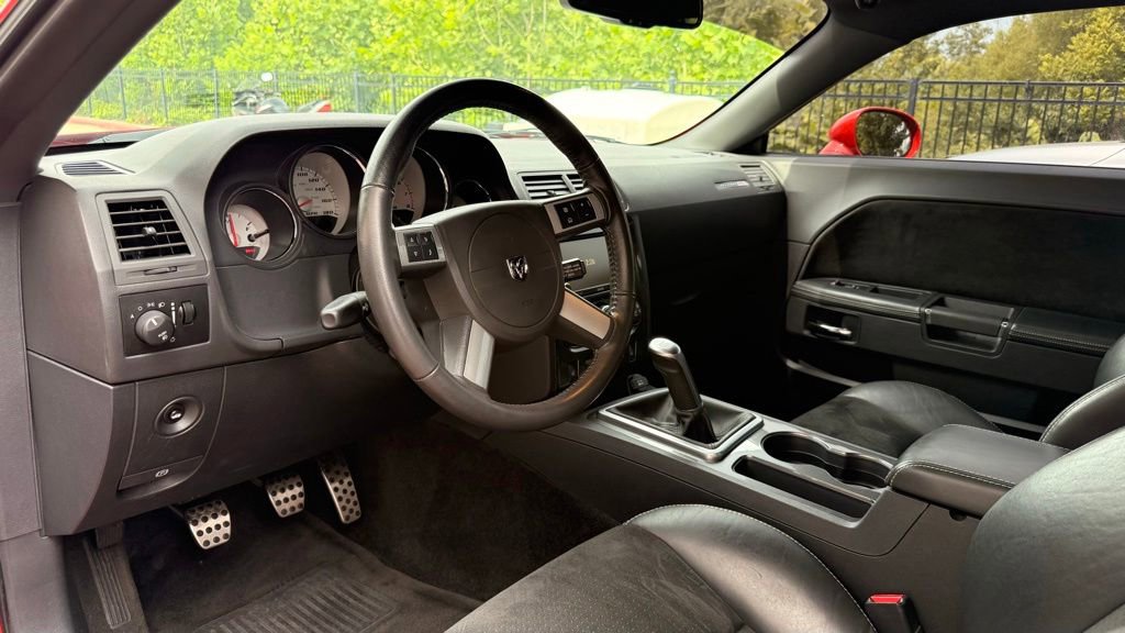 Used 2010 Dodge Challenger SRT8 RWD image 10