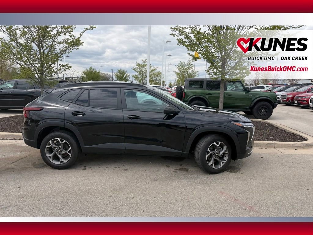 Used 2025 Chevrolet Trax LT w/ LT Convenience Package FWD image 4