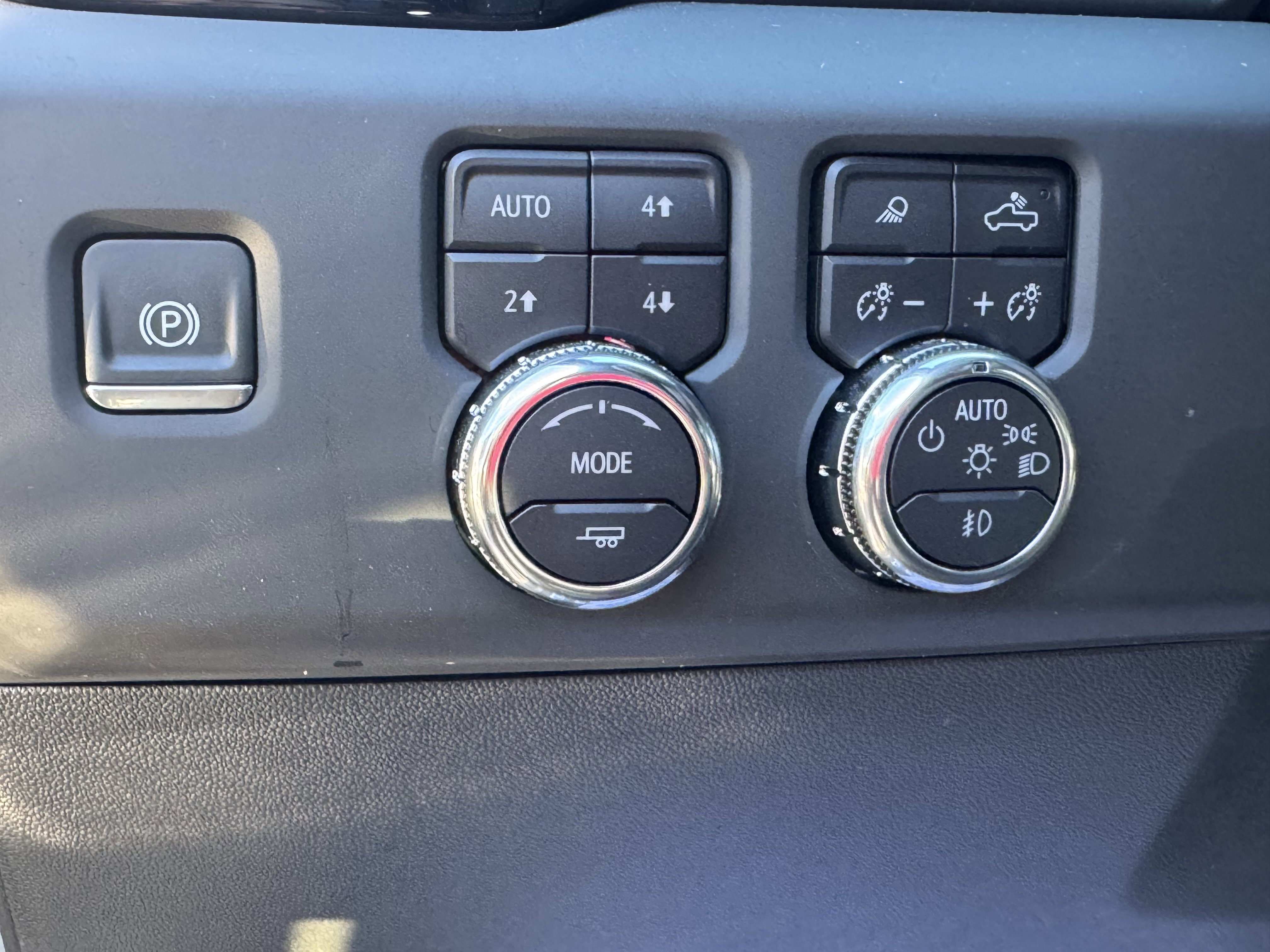 Used 2025 GMC Sierra 2500 AT4 image 13