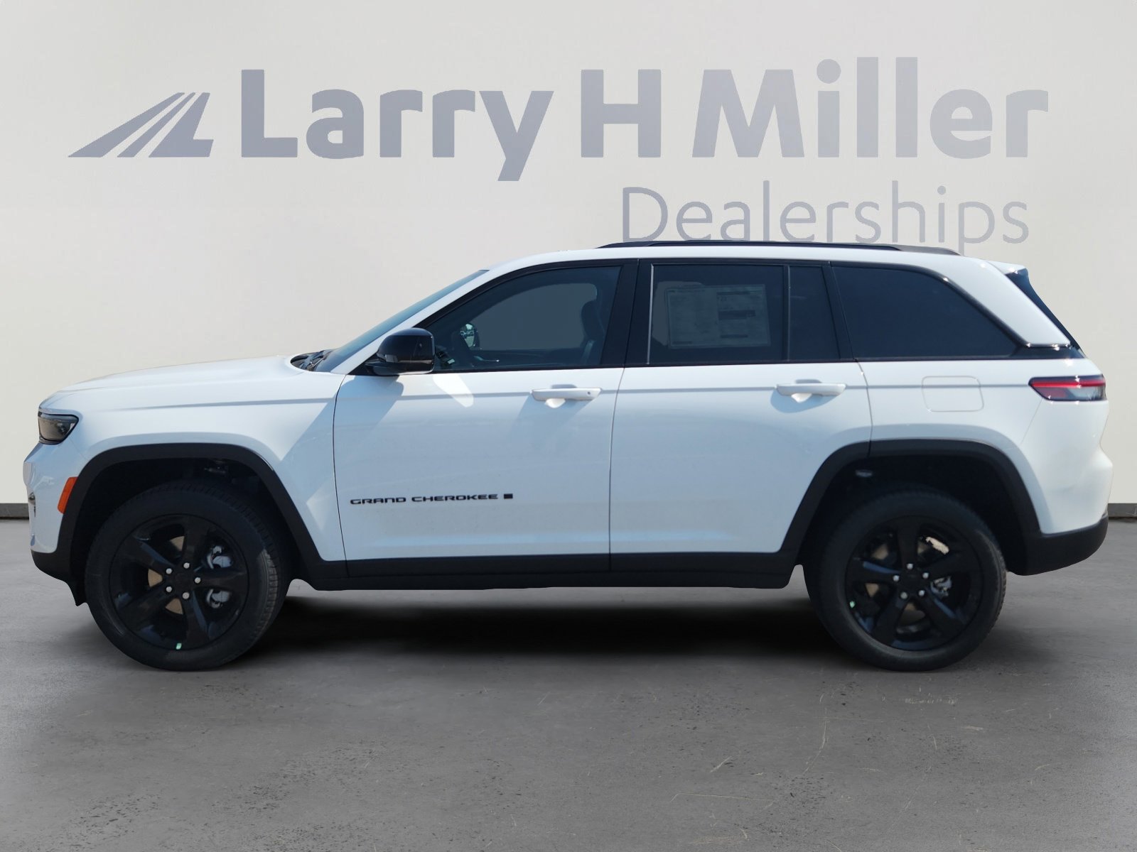 New 2025 Jeep Grand Cherokee Limited w/ Black Appearance Package AWD/4WD image 3
