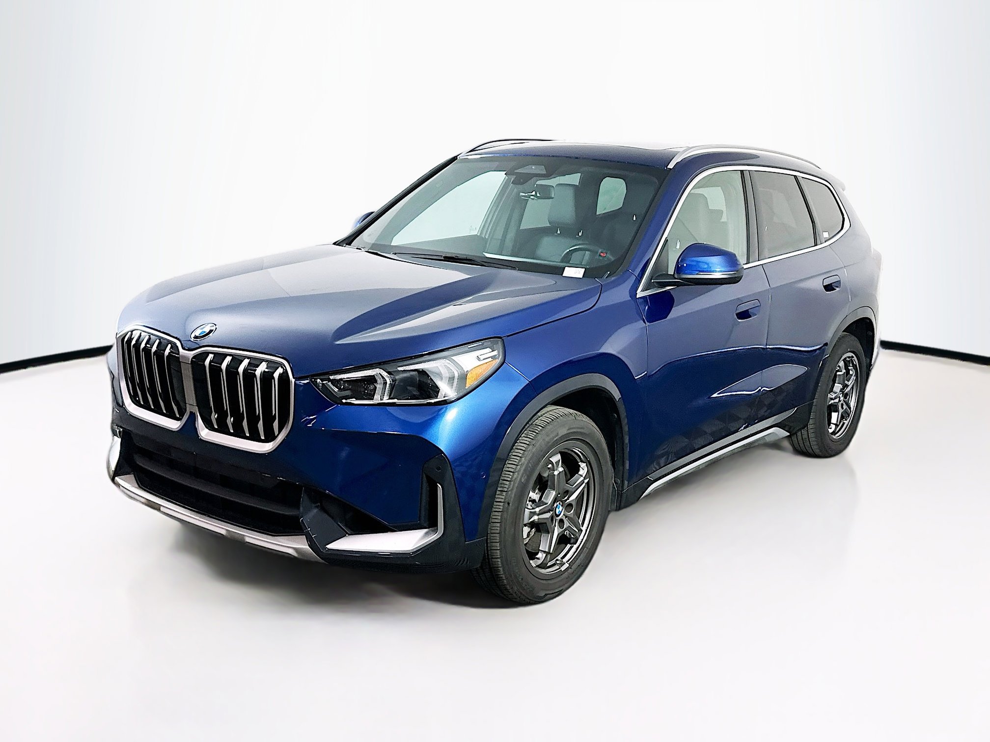 Used 2025 BMW X1 xDrive28i AWD/4WD image 3