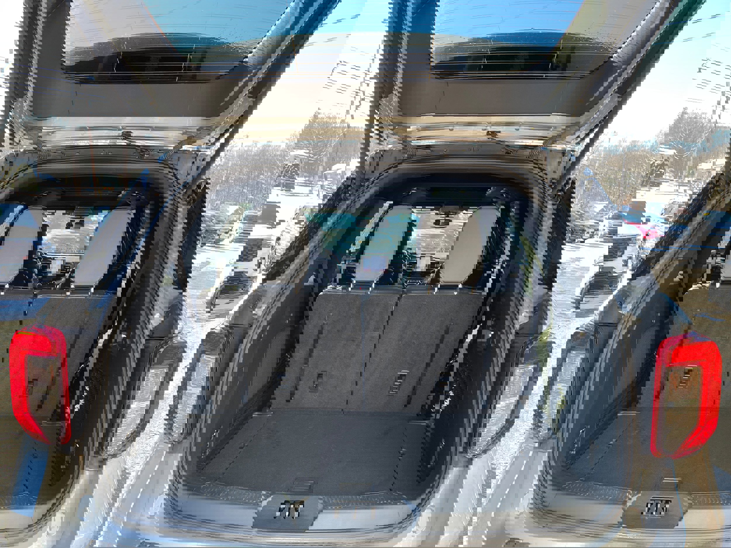 Used 2022 Ford Explorer ST-Line w/ Class IV Trailer Tow Package image 9