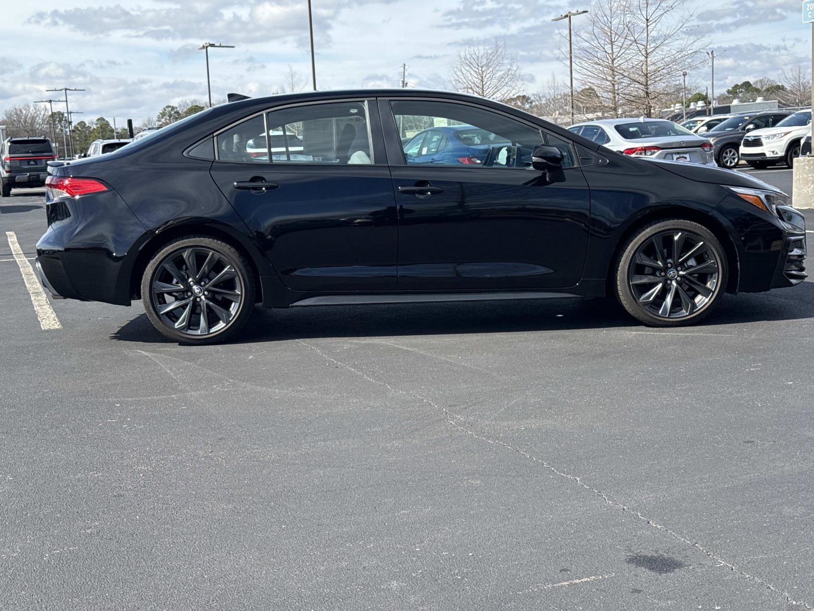 Used 2025 Toyota Corolla SE image 2