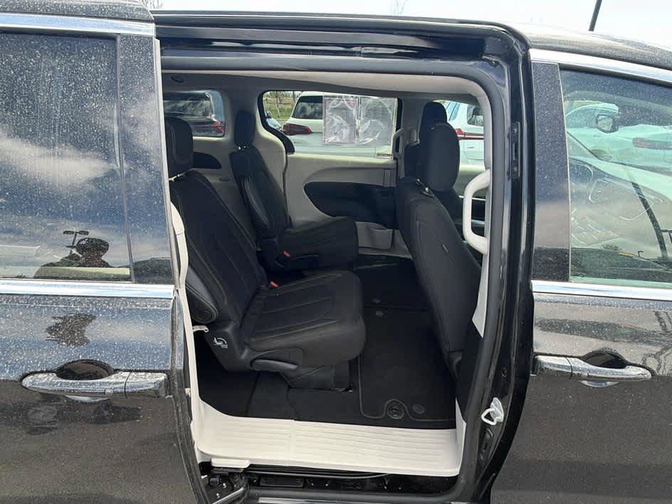 Used 2023 Chrysler Voyager LX FWD image 20