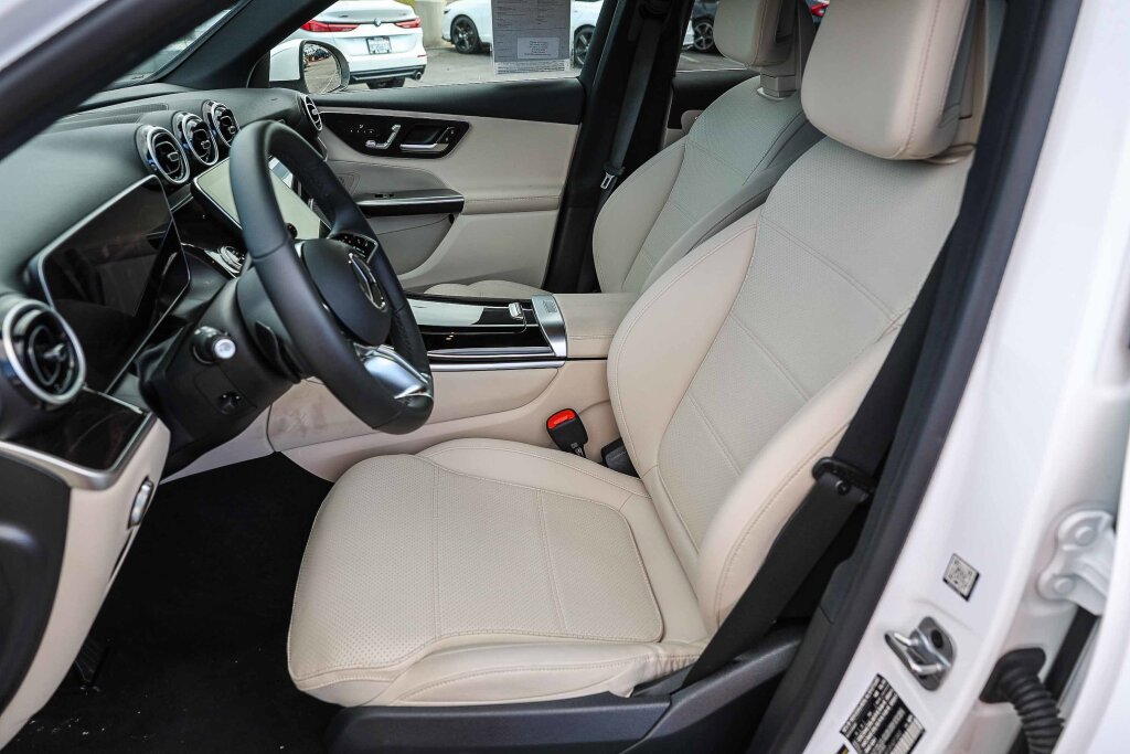 Used 2025 Mercedes-Benz GLC 350e 4MATIC image 10