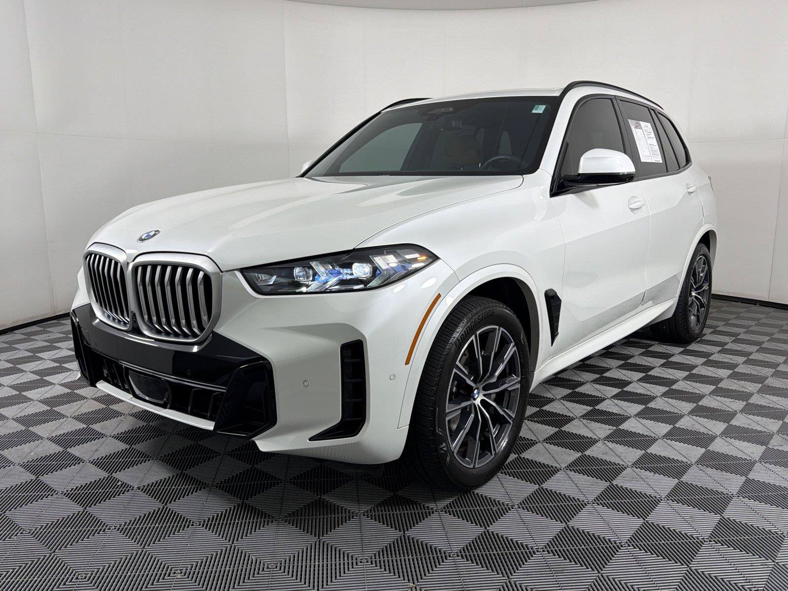 Used 2024 BMW X5 xDrive40i w/ M Sport Package AWD/4WD image 3