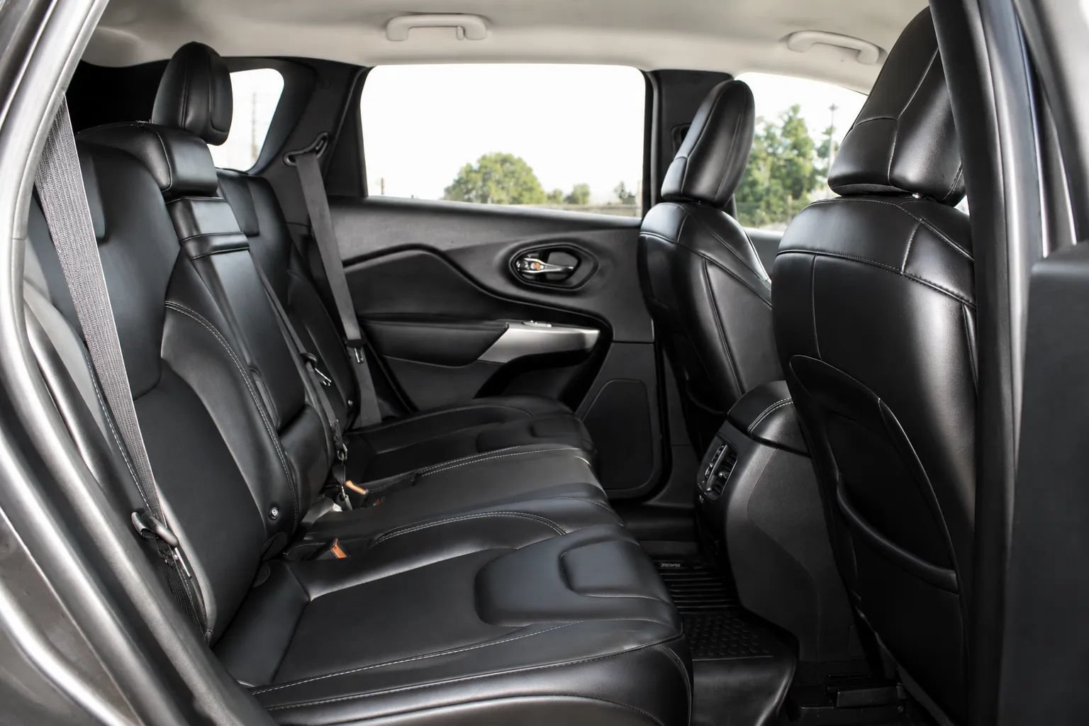 Used 2019 Jeep Cherokee Latitude Plus AWD/4WD image 18