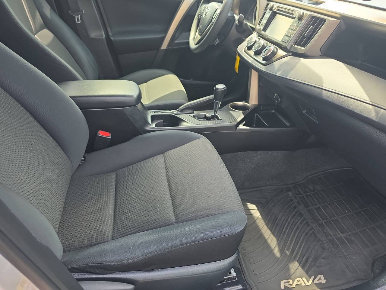 Used 2015 Toyota RAV4 LE AWD/4WD image 21
