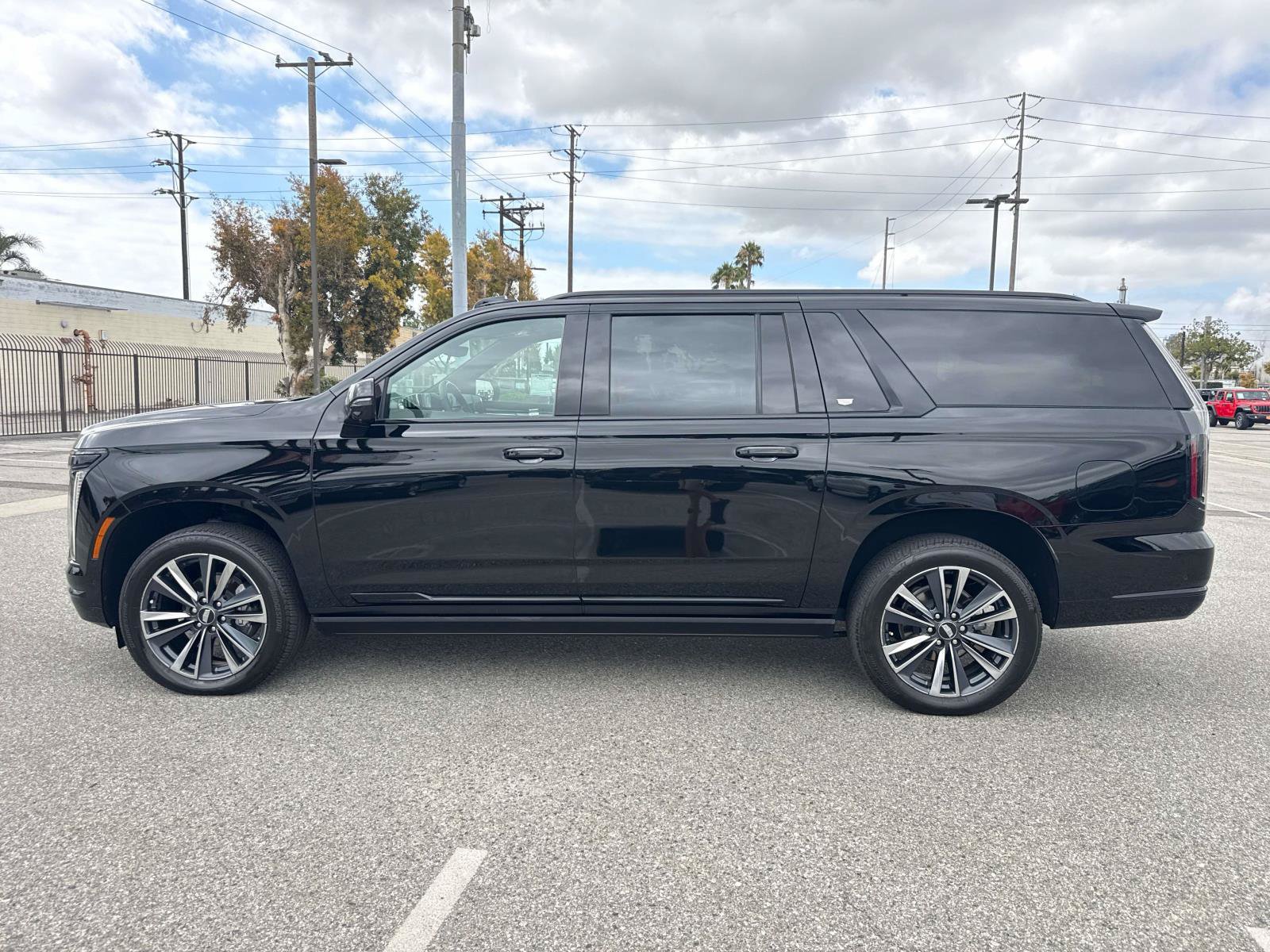 Used 2025 Cadillac Escalade ESV Sport AWD/4WD image 5