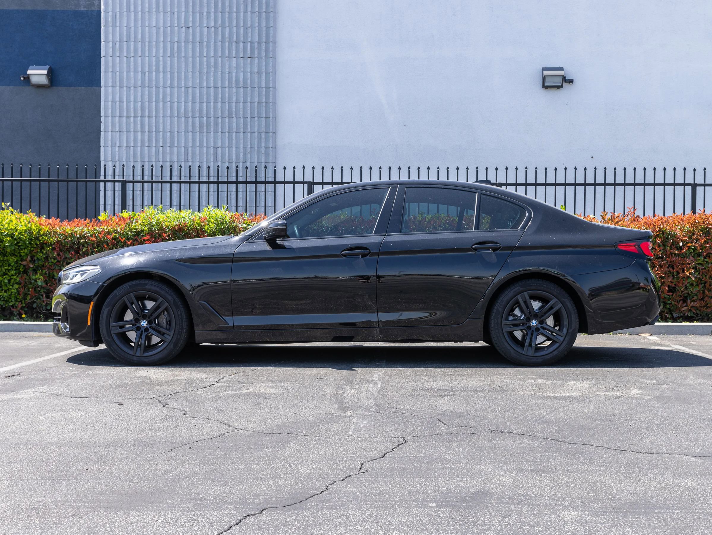 Used 2021 BMW 530i xDrive w/ Premium Package AWD/4WD image 2