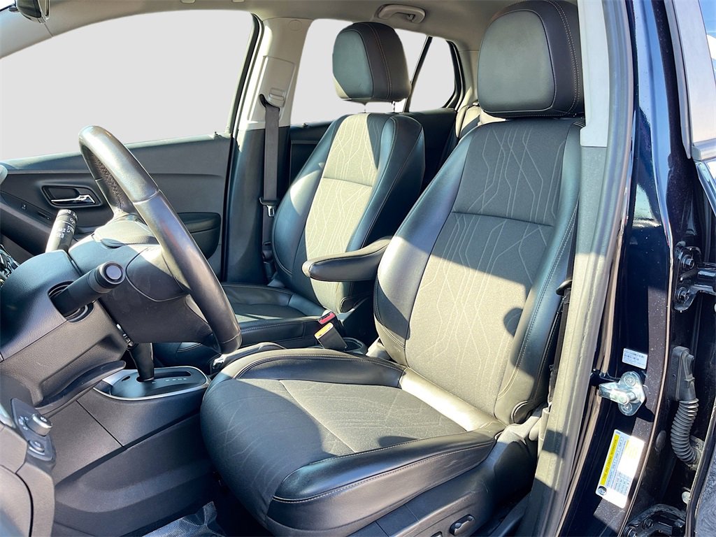 Used 2022 Chevrolet Trax LT w/ LT Convenience Package image 19