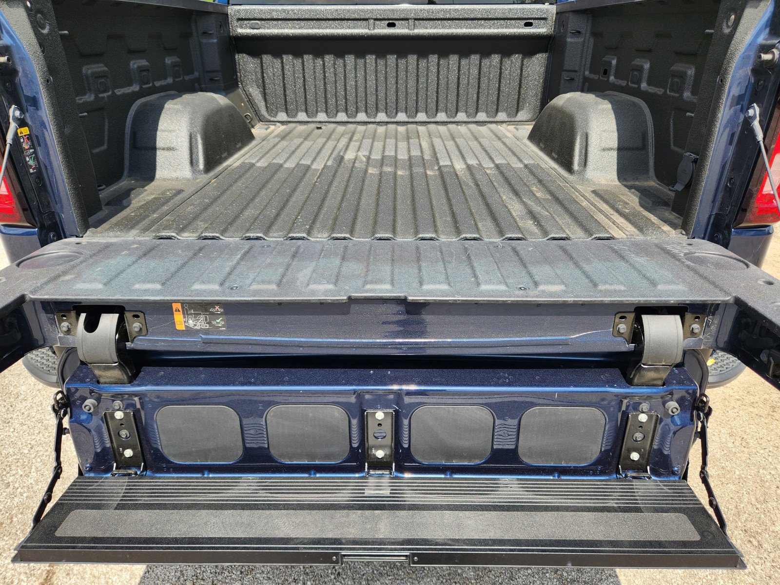 Used 2022 GMC Sierra 1500 SLT w/ SLT Convenience Package AWD/4WD image 25