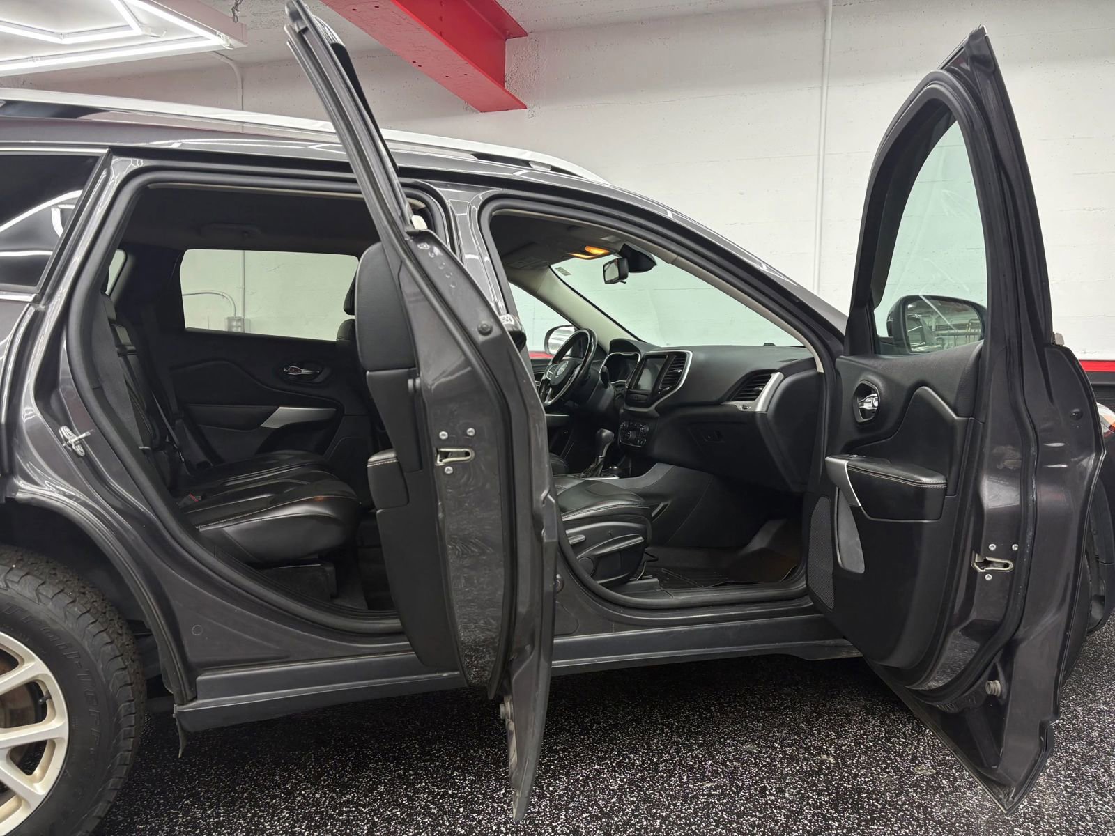 Used 2018 Jeep Cherokee Latitude Plus w/ Cold Weather Group image 10