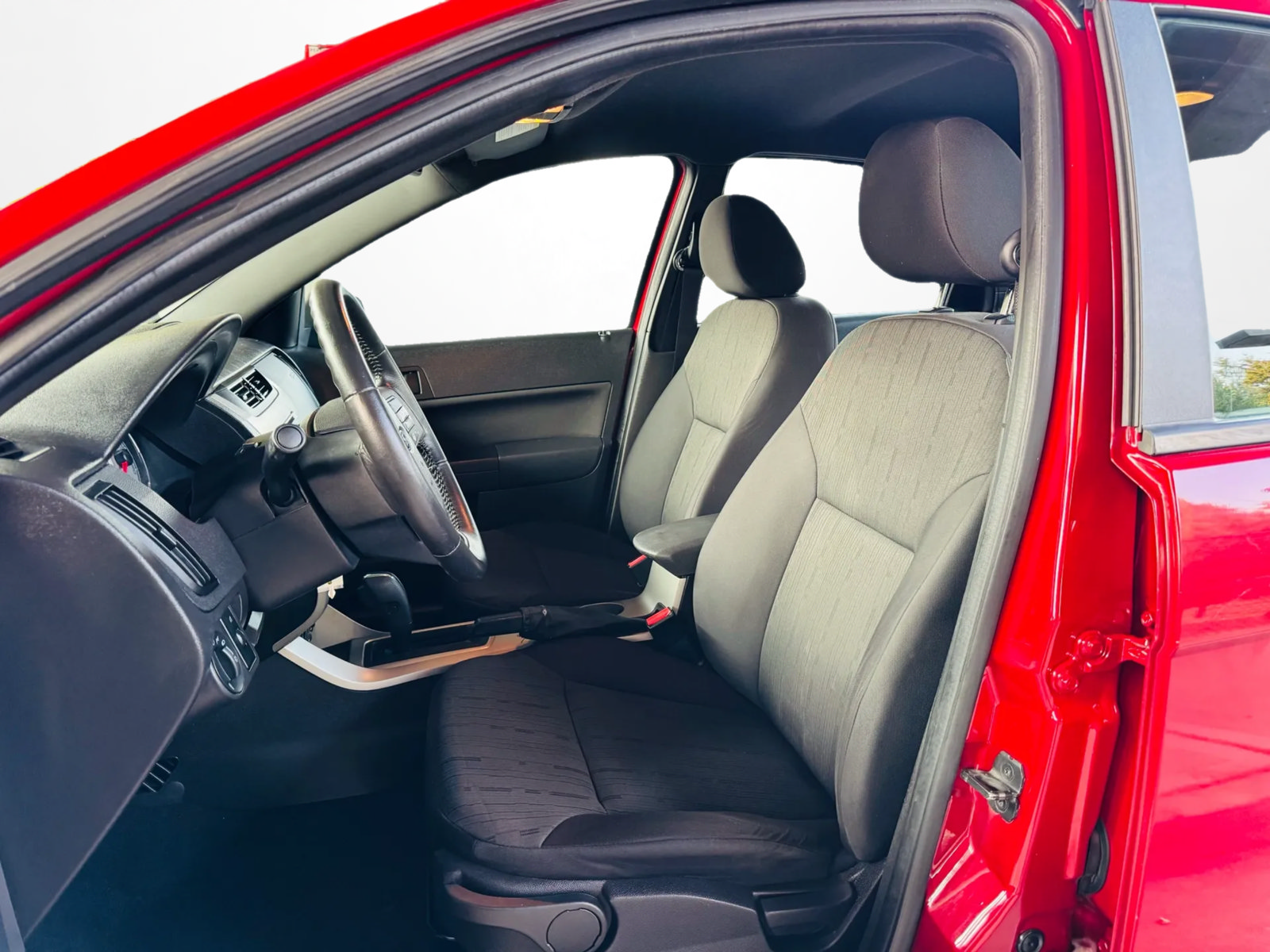 Used 2011 Ford Focus SE w/ 201A Rapid Spec Order Code FWD image 12