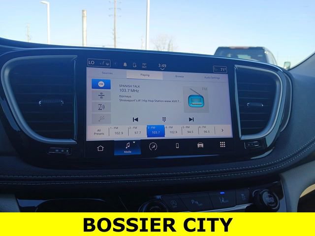 Used 2023 Chrysler Pacifica Touring-L image 13