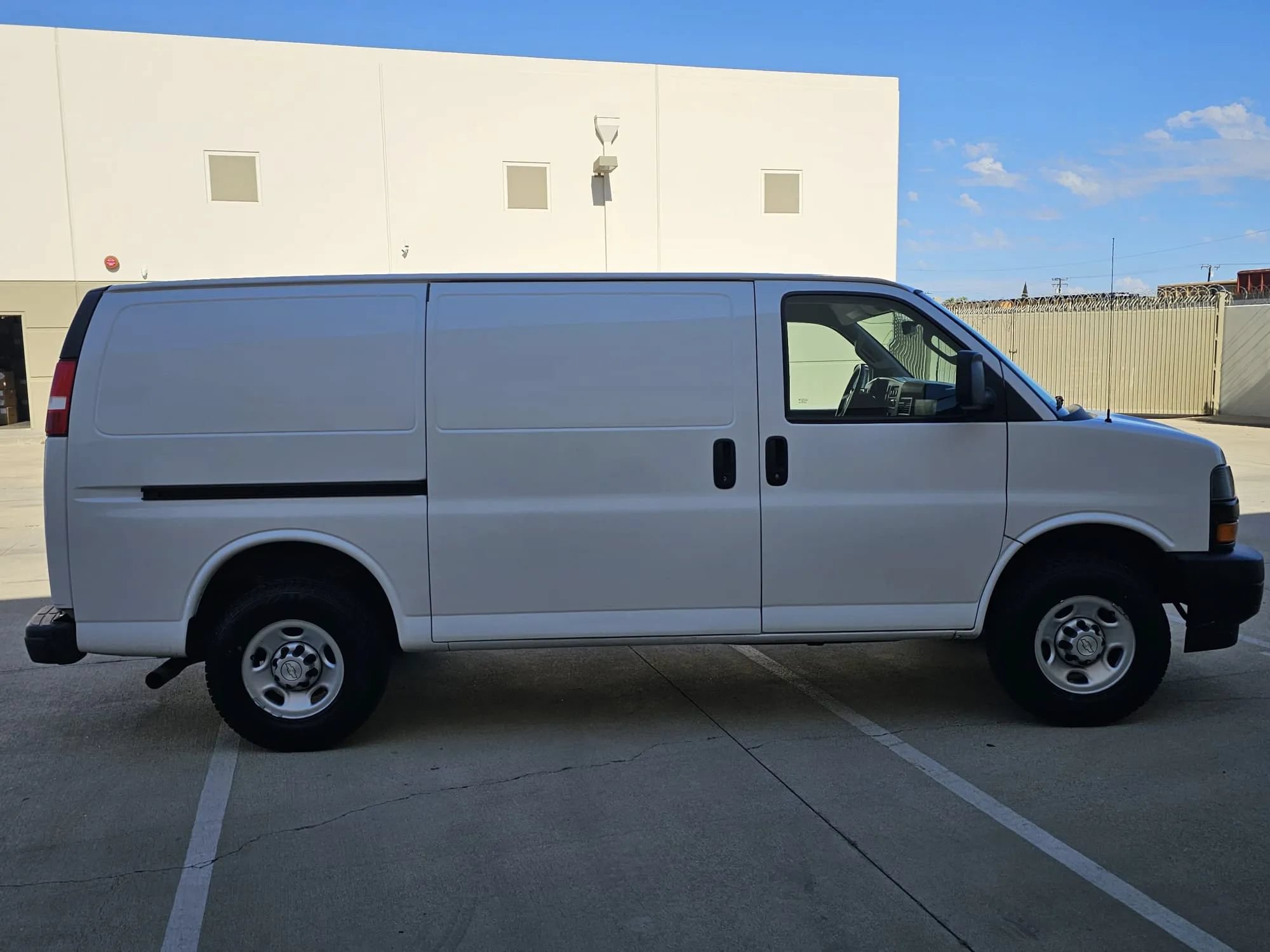 Used 2021 Chevrolet Express 3500 w/ Driver Convenience Package RWD image 4