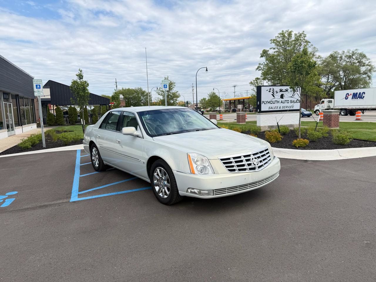 Used 2009 Cadillac DTS FWD image 3