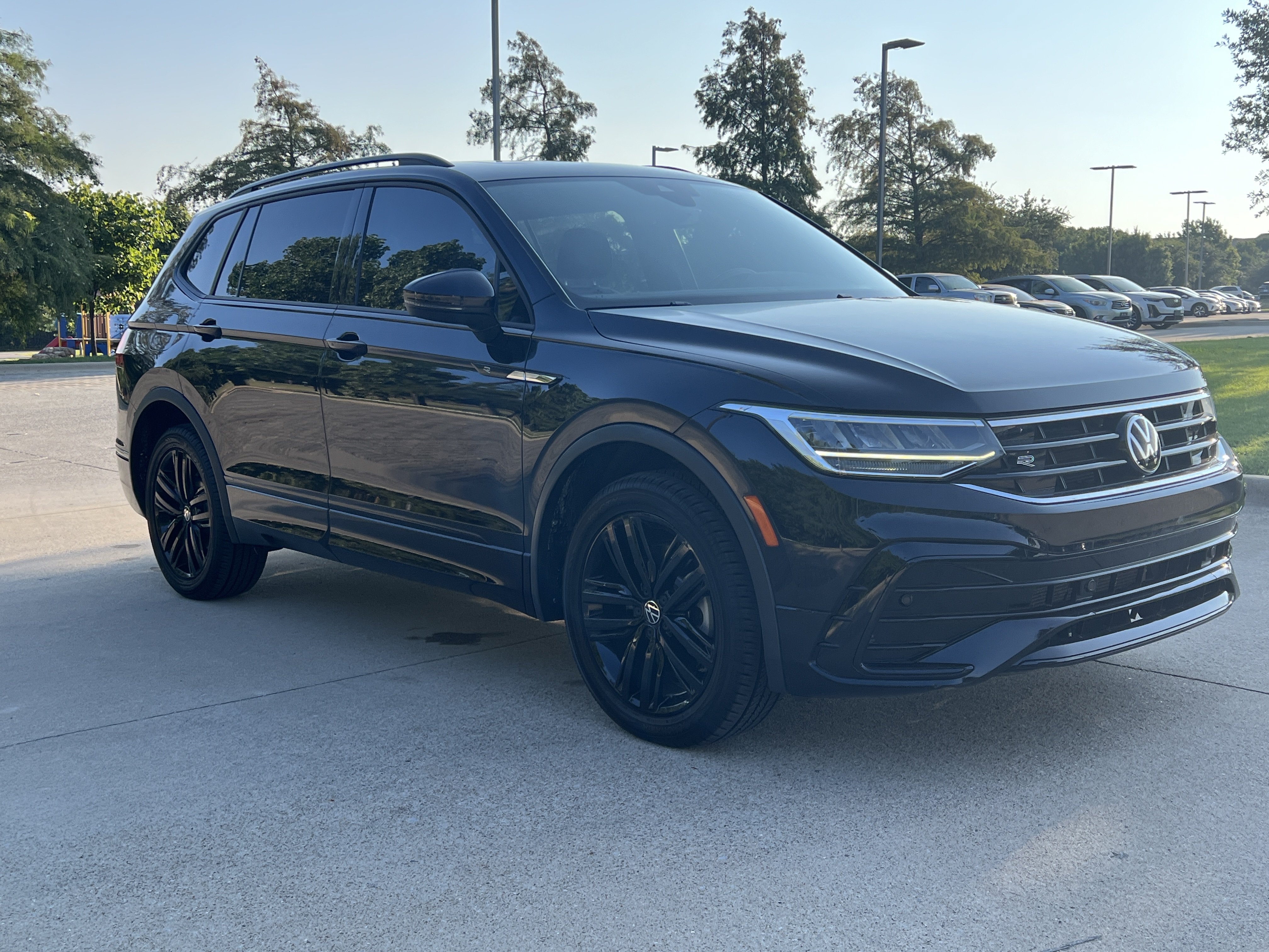 Certified 2022 Volkswagen Tiguan SE R-Line FWD image 2