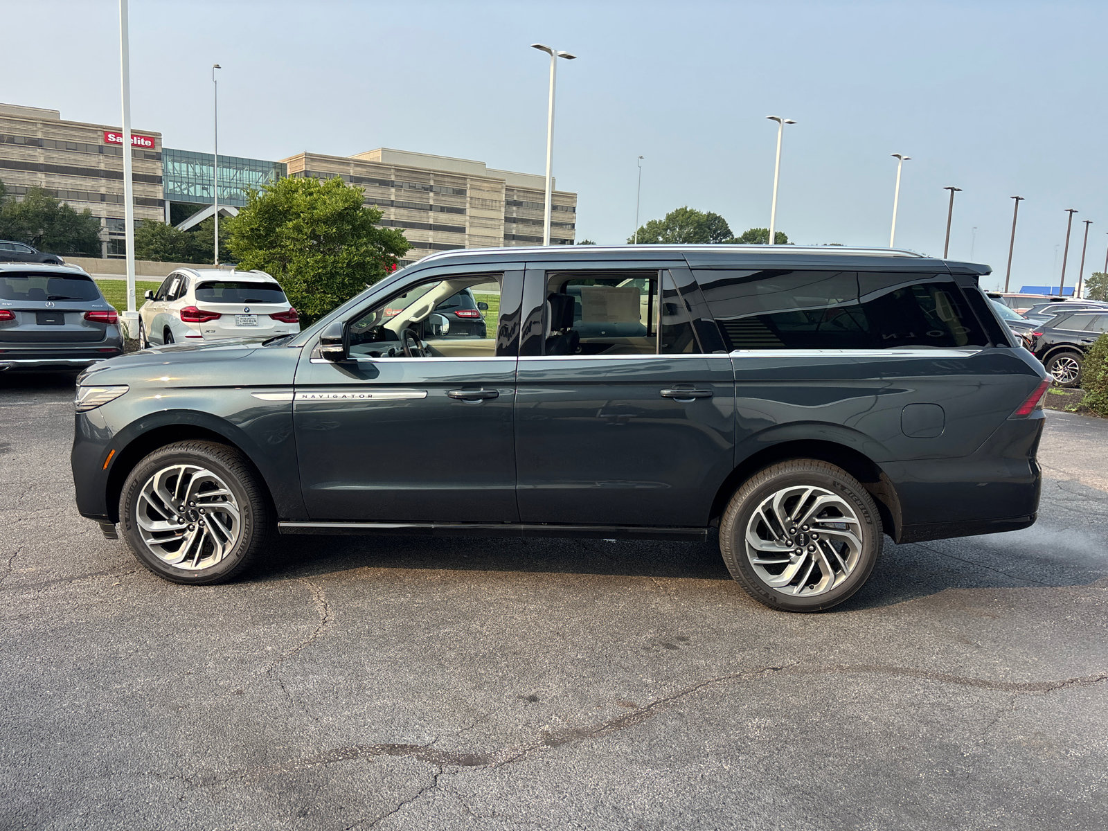 New 2026 Lincoln Navigator L Reserve AWD/4WD image 4