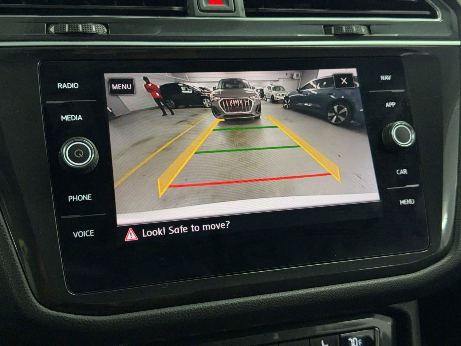 Used 2018 Volkswagen Tiguan SEL FWD image 26