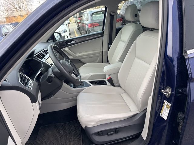 Used 2023 Volkswagen Tiguan SE w/ Panoramic Sunroof Package image 22