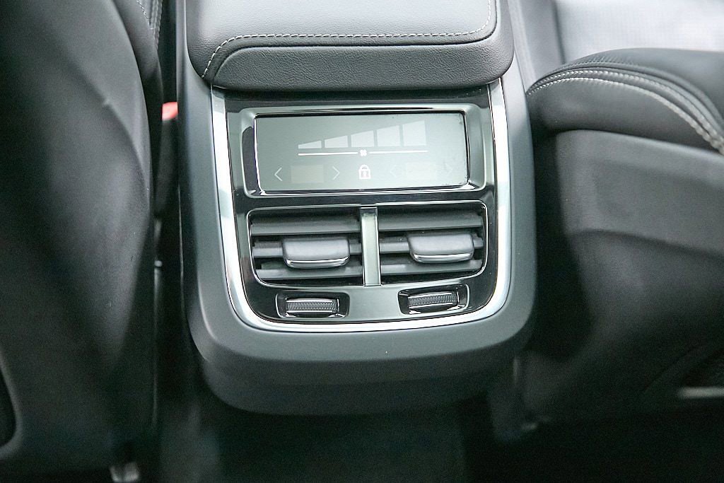 Used 2023 Volvo XC60 B6 Ultimate w/ Protection Package Premier image 22