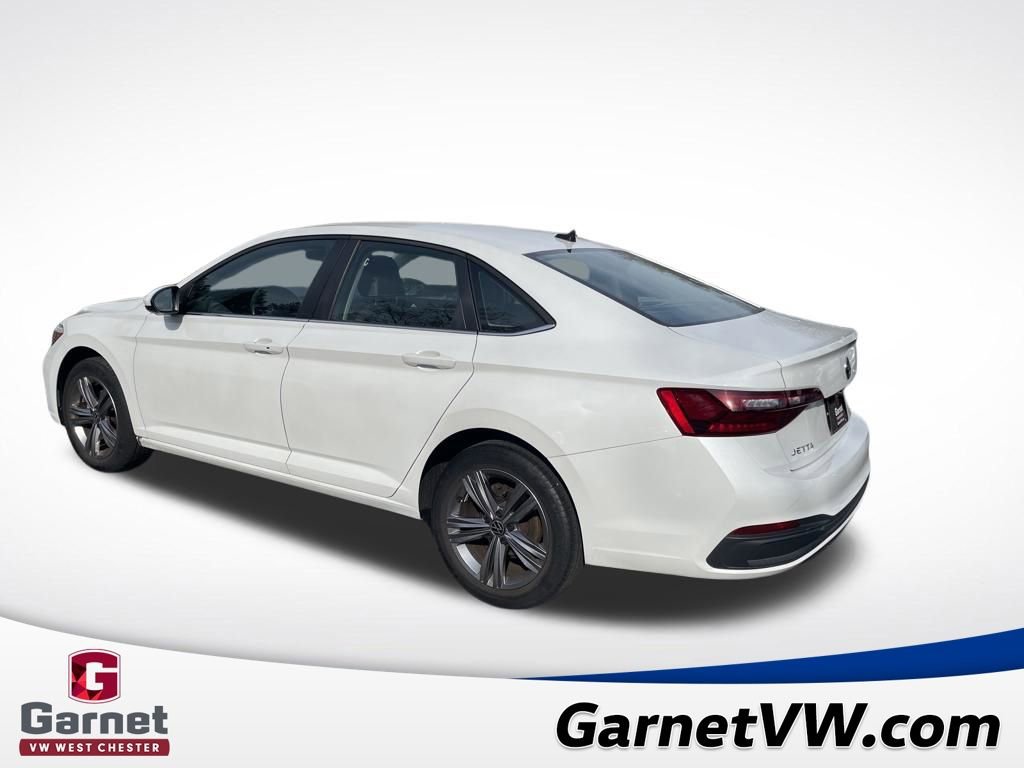 Used 2023 Volkswagen Jetta SE image 3