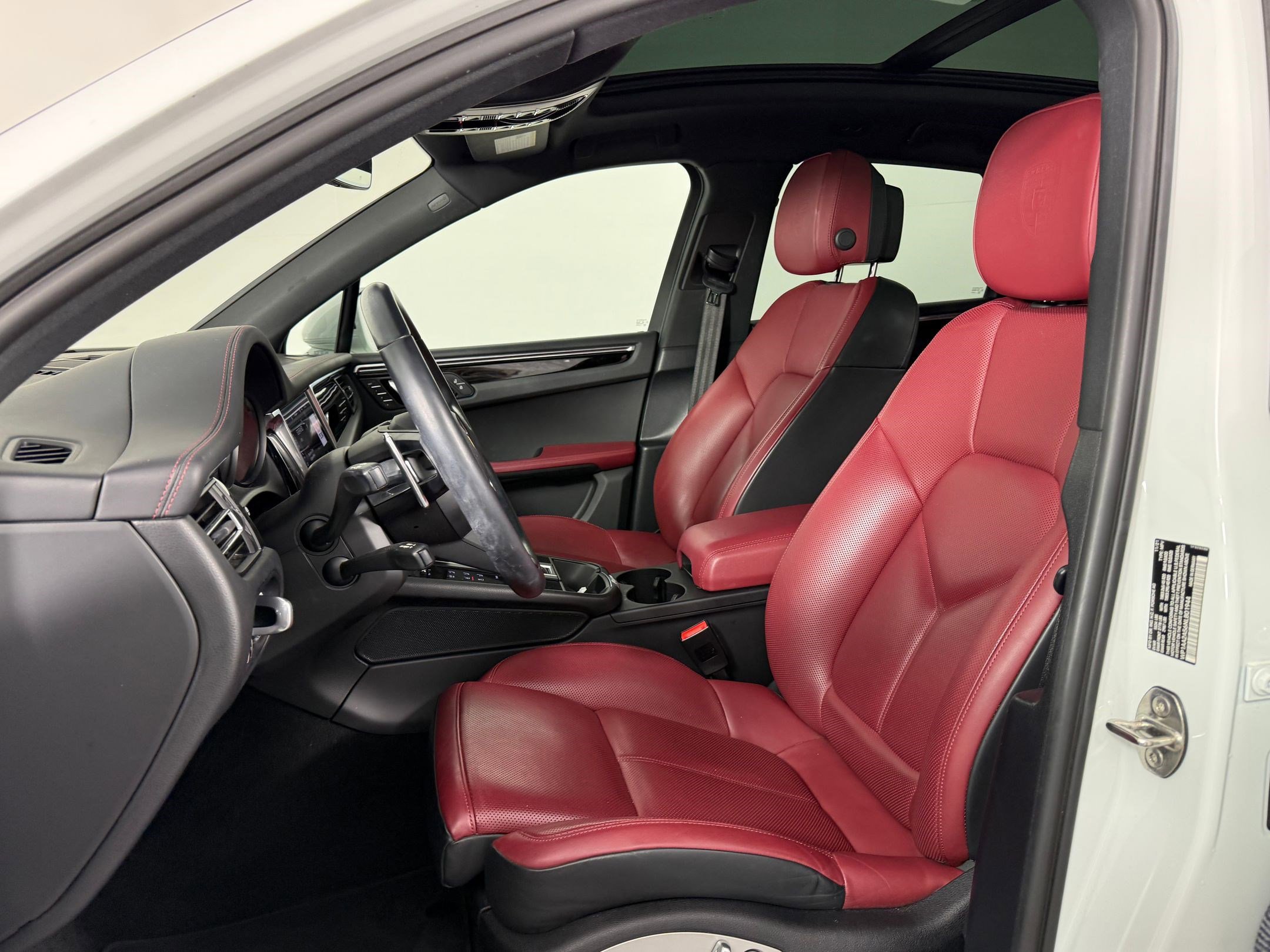 Certified 2022 Porsche Macan image 5