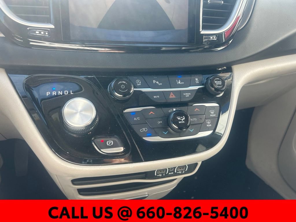 Used 2023 Chrysler Pacifica Touring-L FWD image 16