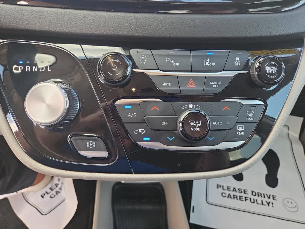 Used 2024 Chrysler Pacifica Touring-L image 32