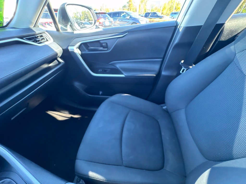 Used 2020 Toyota RAV4 LE FWD image 31