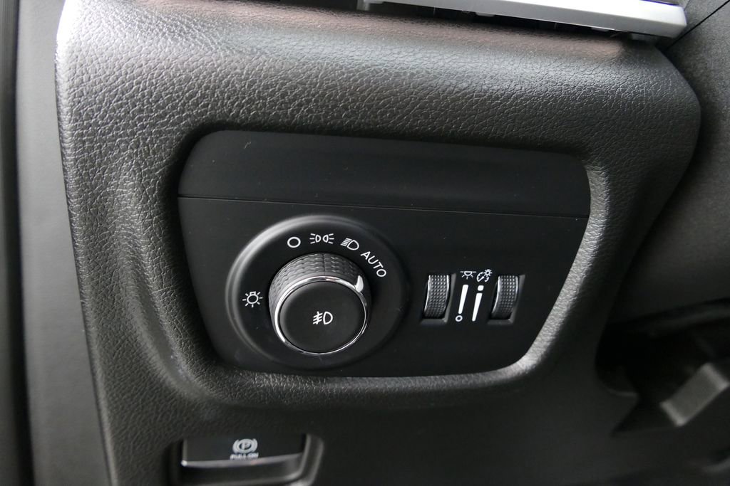 Used 2024 Jeep Grand Cherokee Limited w/ Black Appearance Package image 19