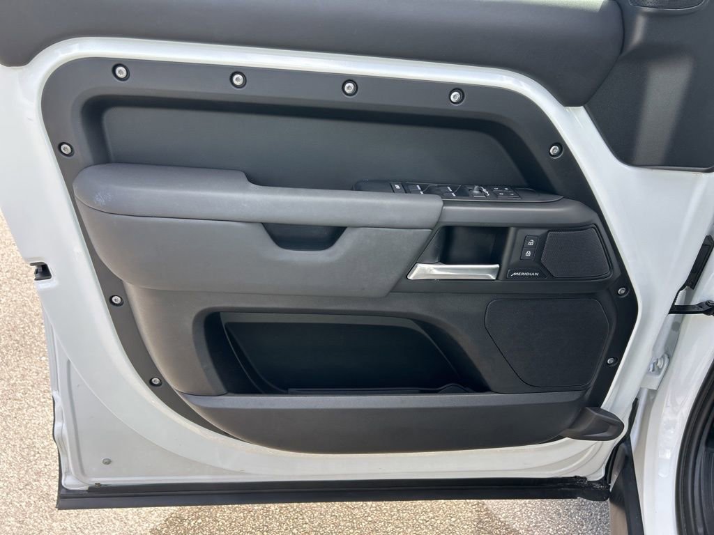 Used 2025 Land Rover Defender 110 S image 17