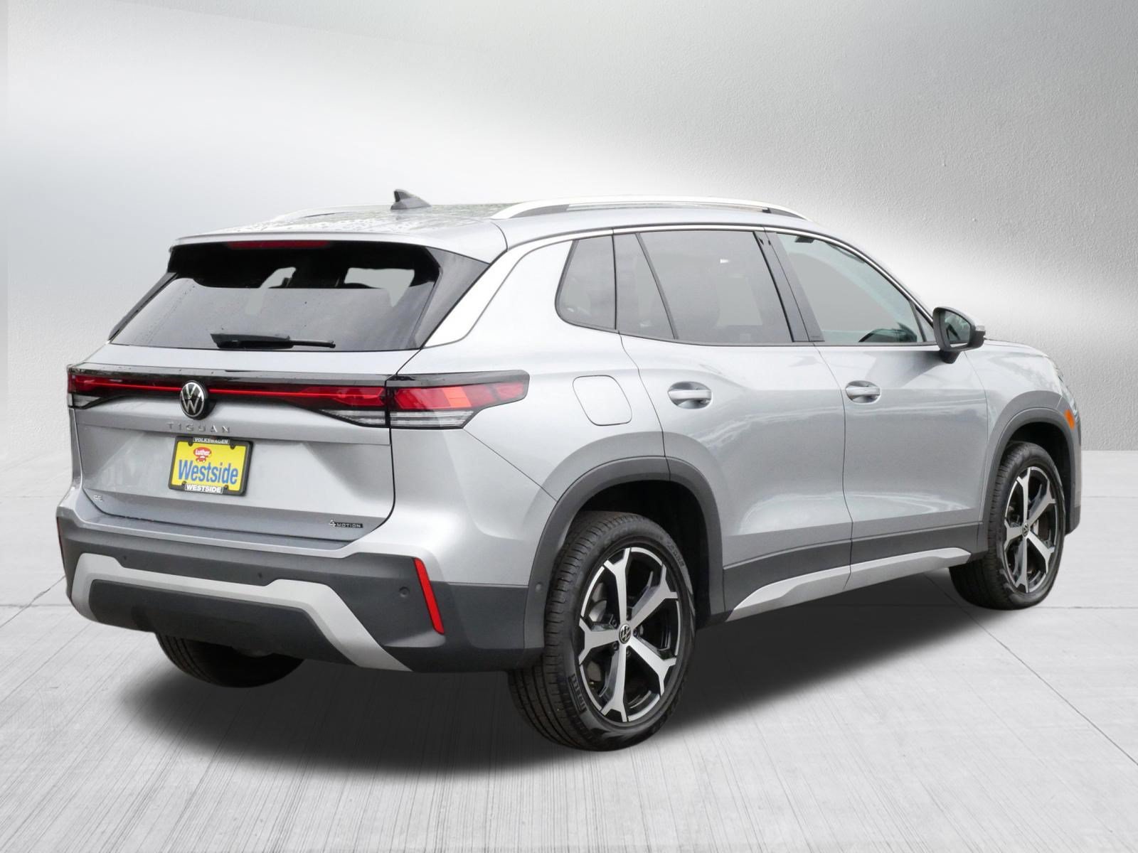 Certified 2025 Volkswagen Tiguan SE w/ Panoramic Sunroof Package AWD/4WD image 7