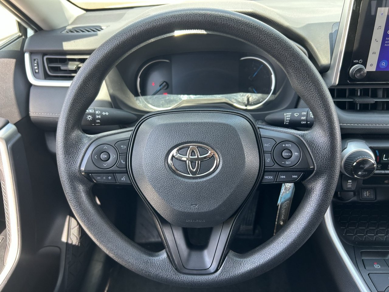Used 2025 Toyota RAV4 LE AWD/4WD image 24