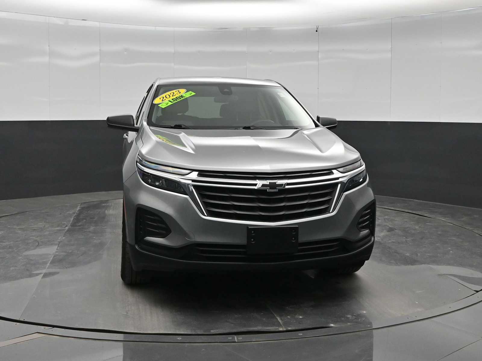 Used 2023 Chevrolet Equinox LS w/ LS Convenience Package FWD image 2