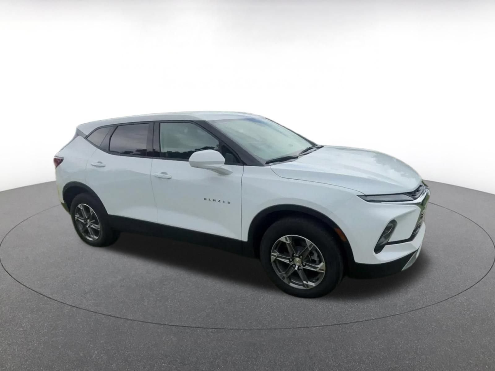 Used 2026 Chevrolet Blazer LT FWD image 2