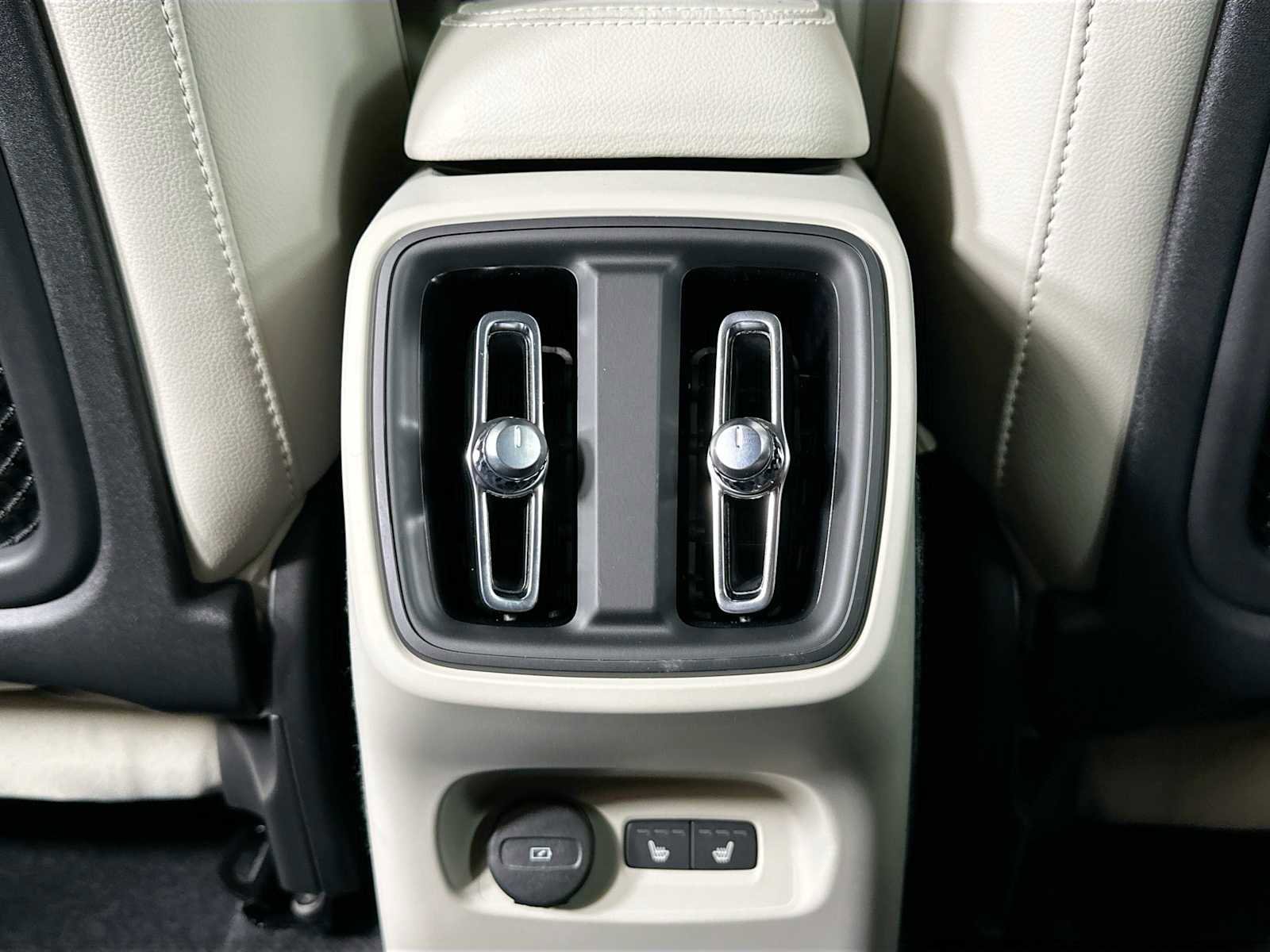 Certified 2025 Volvo XC40 B5 Plus w/ Protection Package Premier image 23