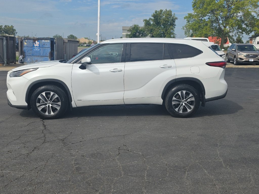 Used 2022 Toyota Highlander XLE AWD/4WD image 4