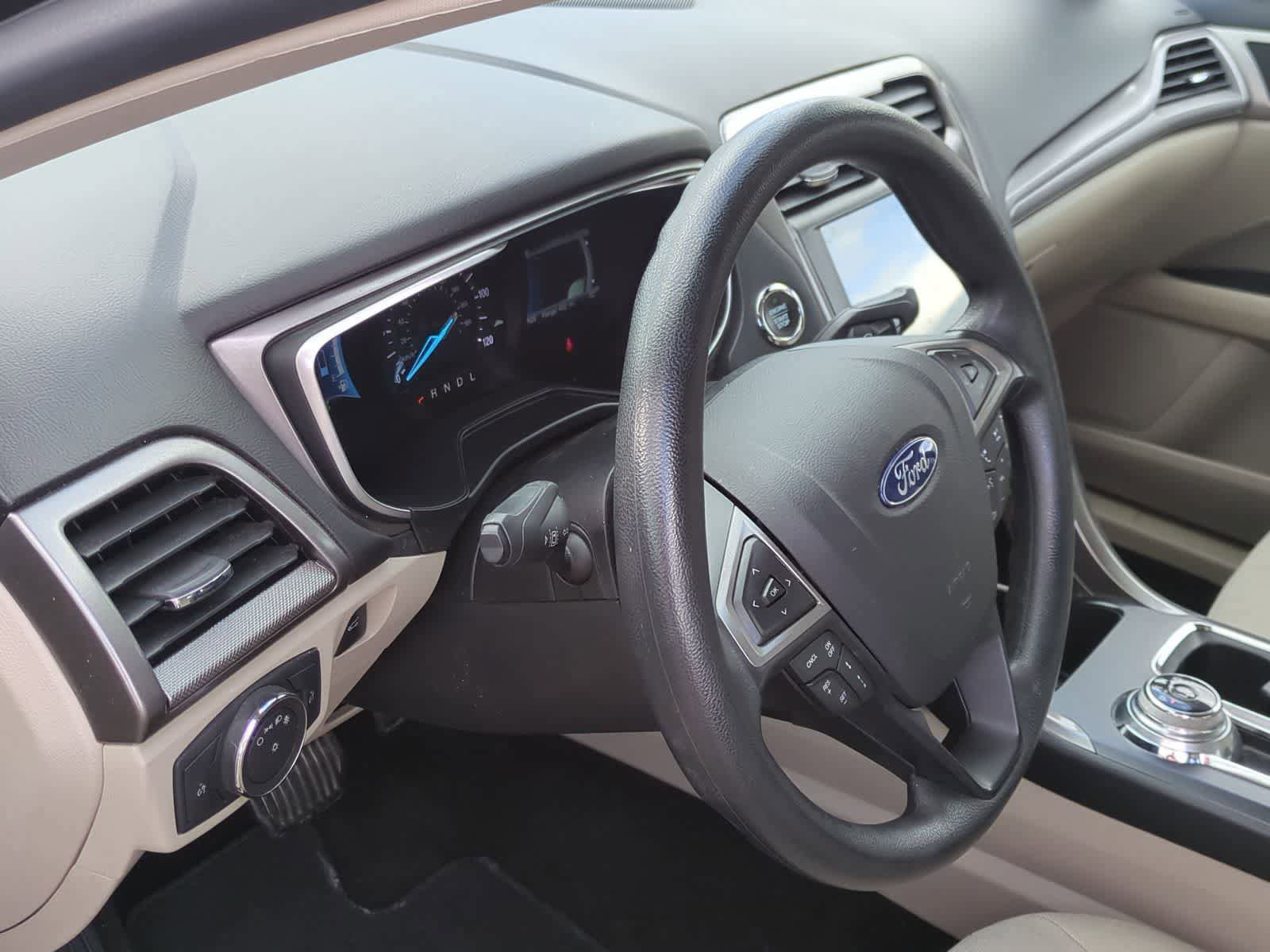 Used 2019 Ford Fusion SE FWD image 10