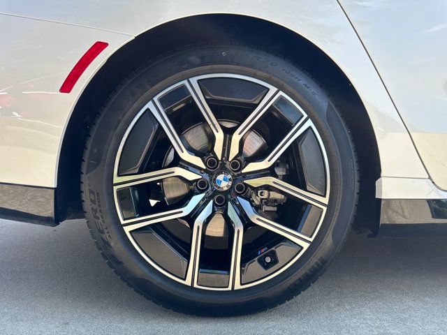 Certified 2025 BMW 740i xDrive AWD/4WD image 28