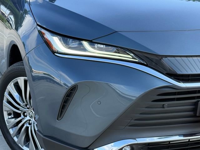 Used 2024 Toyota Venza XLE image 3