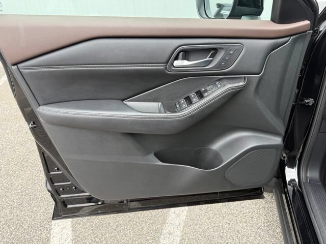 Used 2023 Nissan Rogue SL AWD/4WD image 16