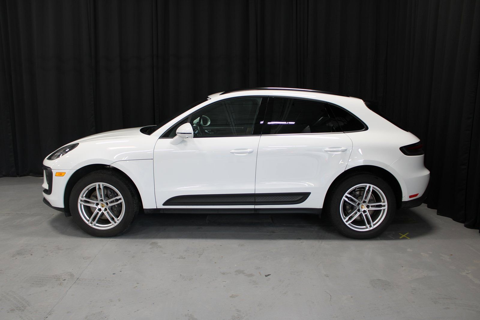 Certified 2025 Porsche Macan image 2