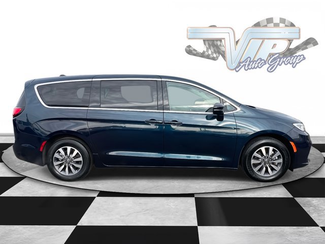 Certified 2024 Chrysler Pacifica Select image 3