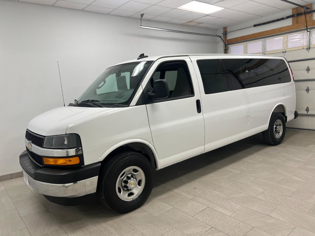 Used 2025 Chevrolet Express 3500 LT w/ LT Preferred Equipment Group RWD image 7
