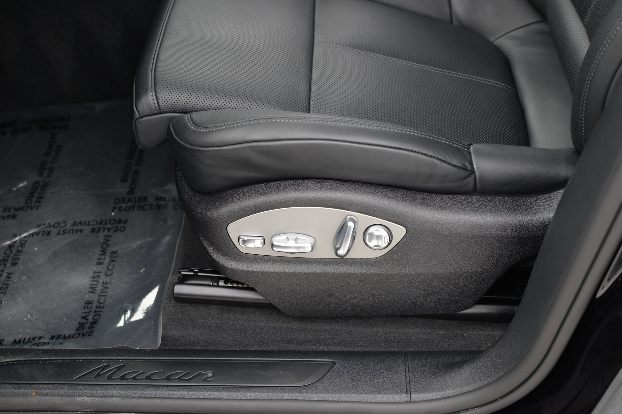 Certified 2025 Porsche Macan image 31