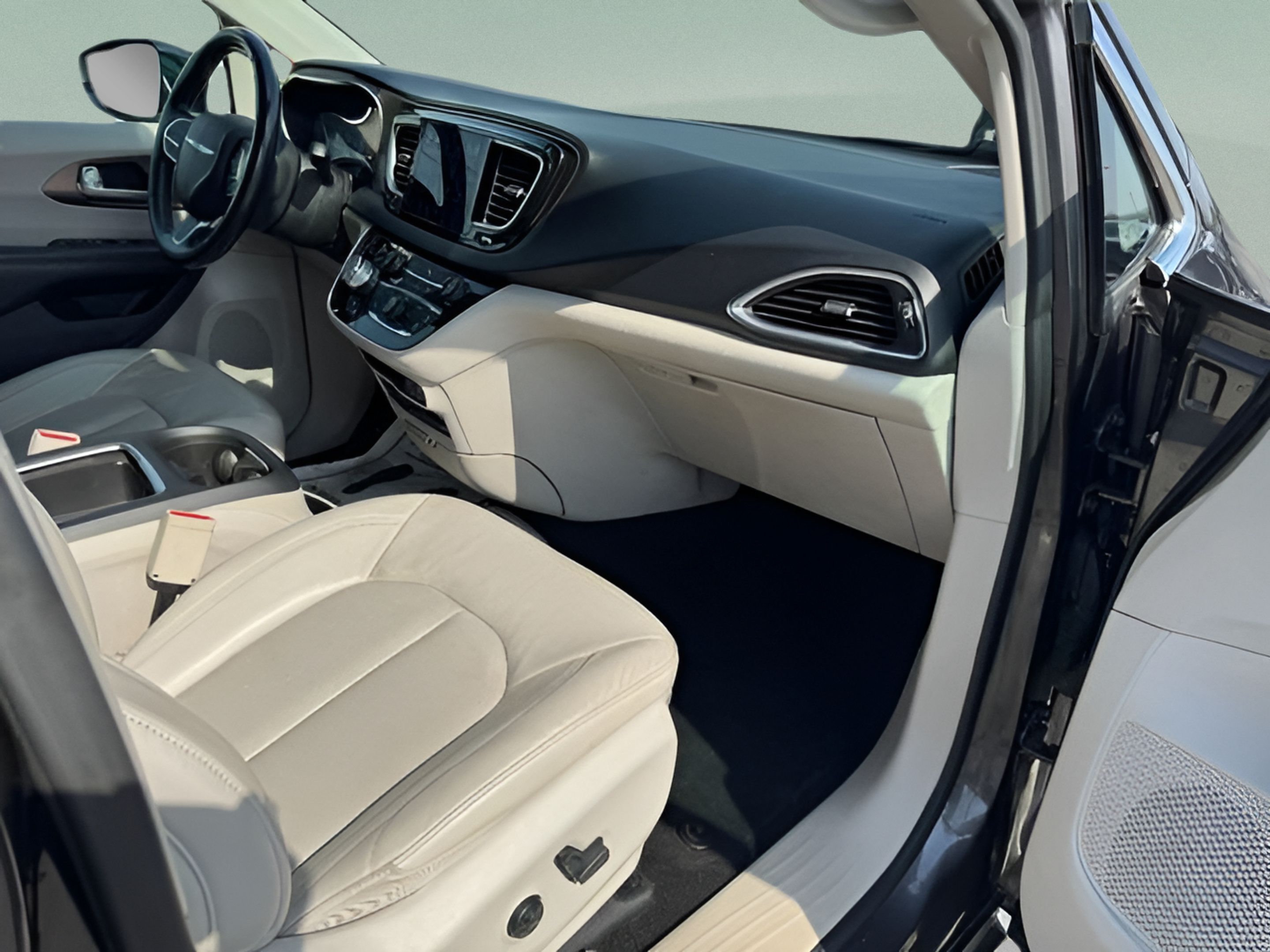 Used 2018 Chrysler Pacifica Touring-L Plus FWD image 18