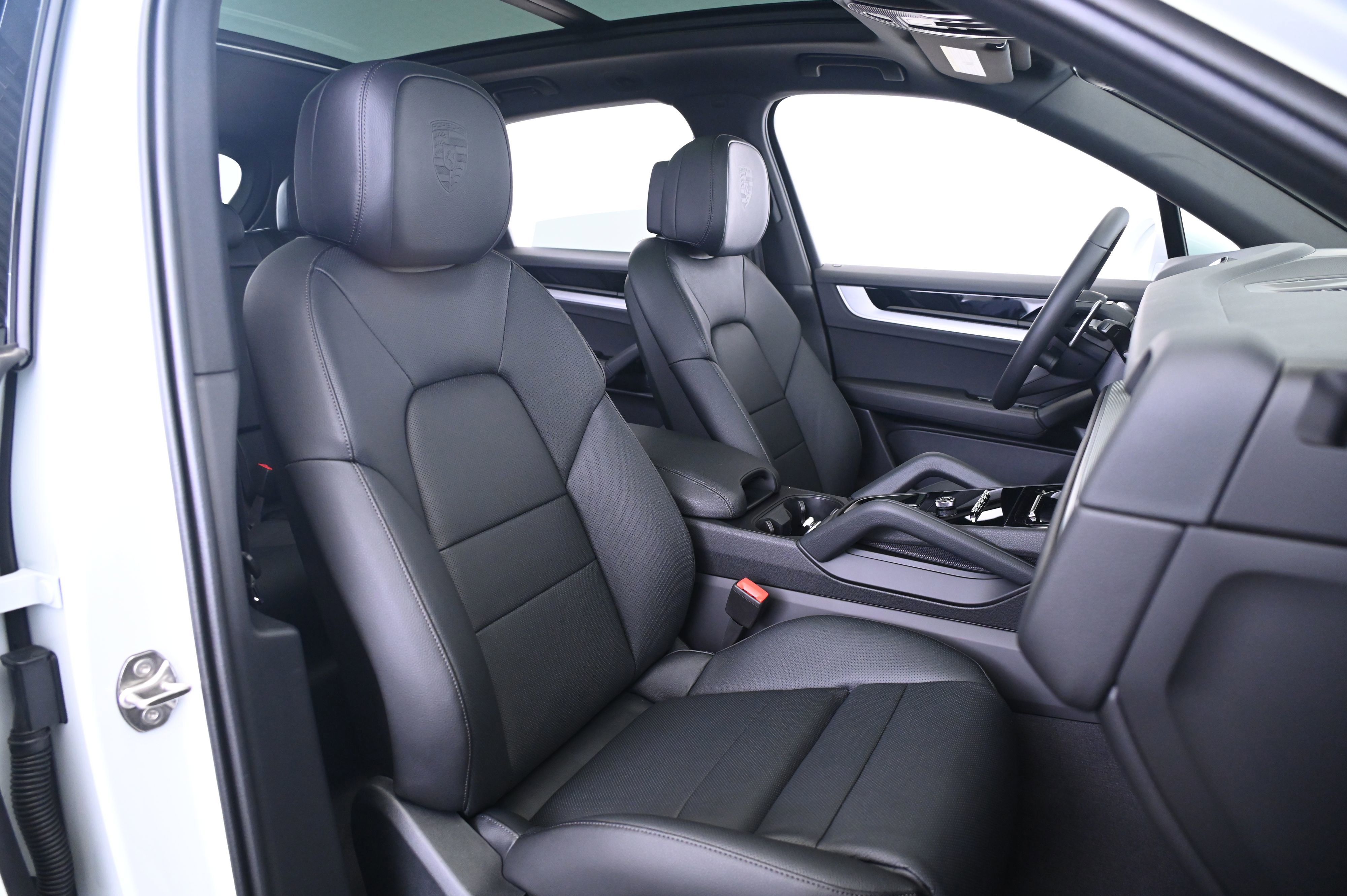 Certified 2025 Porsche Cayenne image 30